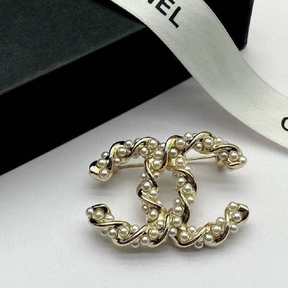 Chanel fashion brooch - Picture 8 of 9
